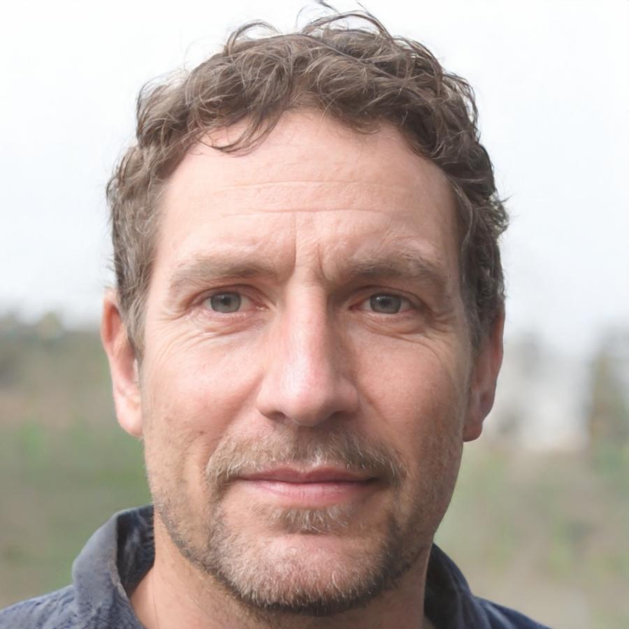 Dozent Caspar-Alexander Wittmann bei der Materialentwicklung